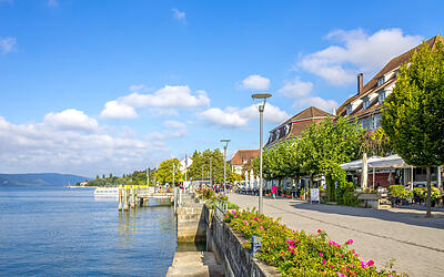 Blick entlang der Uferpromenade in Überlingen