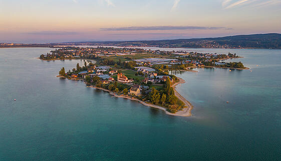 Luftaufnahme der Insel Reichenau bei Abenddämmerung