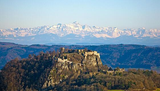 Der Hegauvulkan Hohentwiel mit der Burgruine Der Hegauvulkan Hohentwiel mit der Burgruine