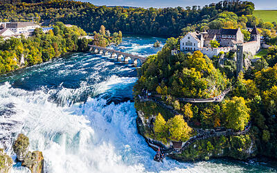 Führung „Europas größter Wasserfall“ Luftaufnahme des Rheinfalls in Schaffhausen im Sommer