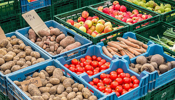 Kisten mit Obst und Gemüse