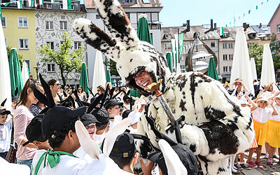 Menschenmassen und verkleideter Hase in Friedrichshafen beim Seehasenfest