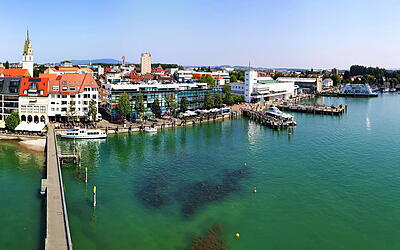 Panoramaaufnahme von Friedrichshafen vom Moleturm im Hafen