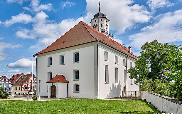 Stadtkirche von Meßkirch bei blauem Himmel im Sommer