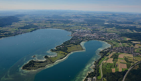 Luftaufnahme der Halbinsel Mettnau am Bodensee