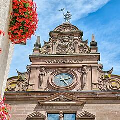 Nahaufnahme des Rathausdachs mit Uhr am Marktplatz in Meßkirch