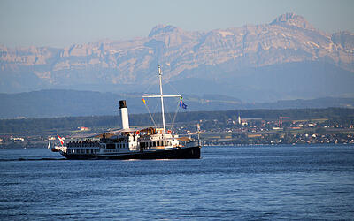 Schiff „Hohentwiel“ auf dem Bodensee mit dem Pfänder im Hintergrund