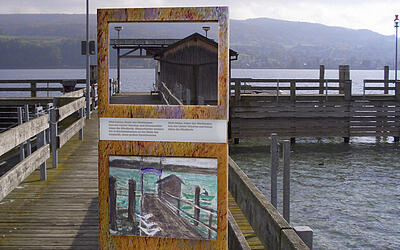 Aufsteller und Teil der Kunstroute auf einem Steg am Bodensee