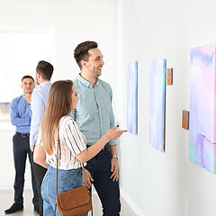 Besucher einer Ausstellung in einer Galerie Besucher einer Ausstellung in einer Galerie