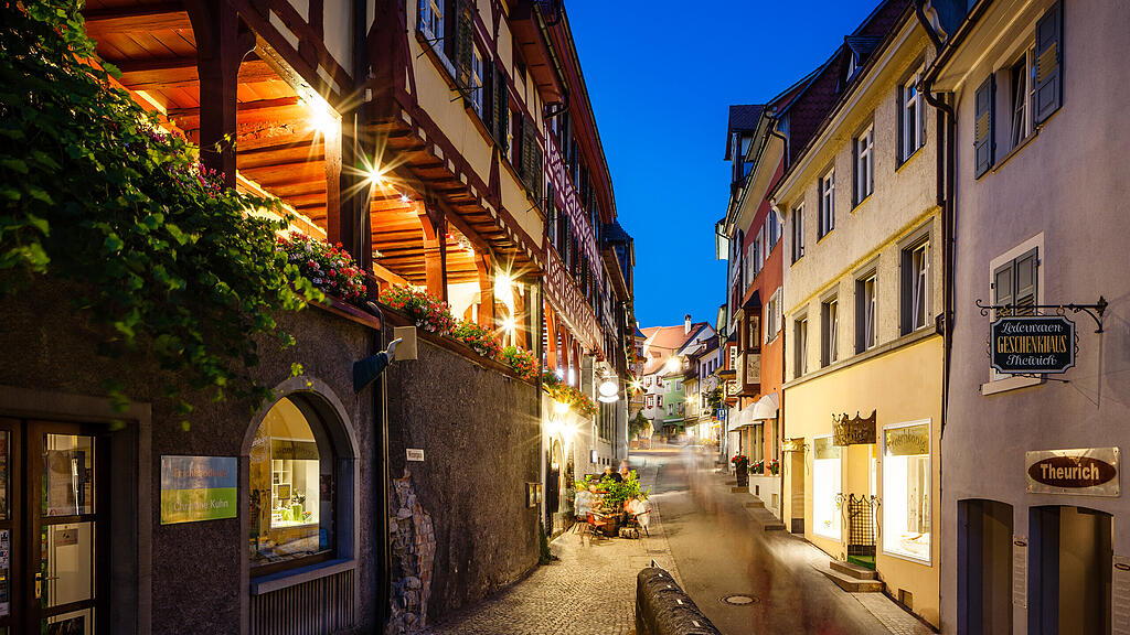 Schmale Gasse in der Innenstadt von Meersburg bei Nacht Schmale Gasse in der Innenstadt von Meersburg bei Nacht
