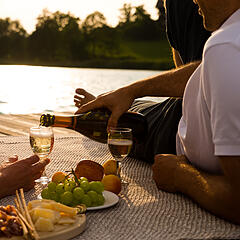 Paar picknickt am Ufer des Bodensees