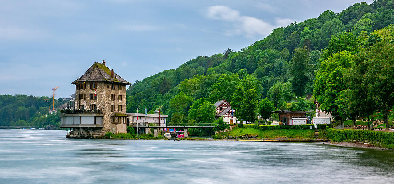 Frühstücken mit Blick auf den Rheinfall Schlössli Wörth vor dem Rheinfall in Schaffhausen