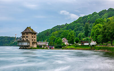 Frühstücken mit Blick auf den Rheinfall Schlössli Wörth vor dem Rheinfall in Schaffhausen