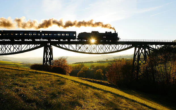 Eisenbahn auf Schienen in der Natur