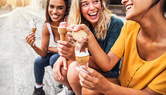 Freunde mit Eis in der Hand Freunde mit Eis in der Hand