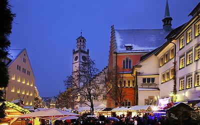 Weihnachtsmarkt in der Ravensburg Innenstadt mit Blick auf den Blaserturm