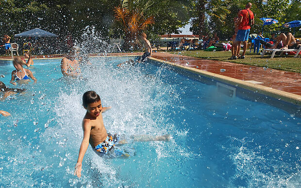 Junge planscht im Freibad