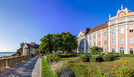Panoramaaufnahme vom neuen Schloss Meersburg mit Aussicht auf den Bodensee