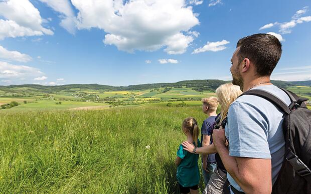 Premiumwandern bergab idyllische Landschaft