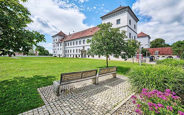 Parkanlage mit Sitzgelegenheiten am Schloss Meßkirch