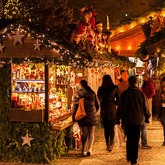 Besucher und Stände auf einem Weihnachtsmarkt