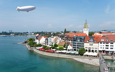 Luftaufnahme von Friedrichshafen mit Uferpromenade und Zeppelin