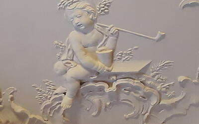 Klassische Schlossführung Tabakrauchender Putto im Neuen Schloss Meersburg
