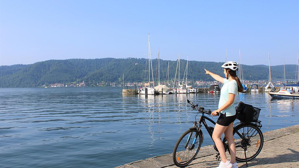 Frau mit Fahrrad an der Uferpromenade in Ludwigshafen