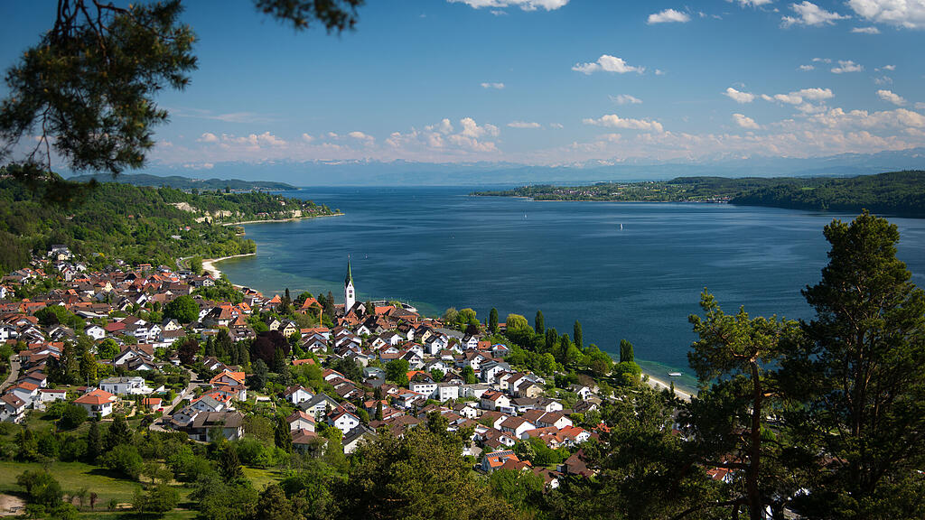 Blick über Sipplingen mit dem Bodensee im Hintergrund
