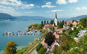 Aussicht auf den Hafen und Kirchturm in Sipplingen am Bodensee