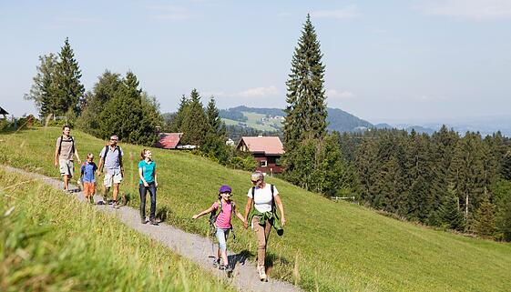eine Familie die eine Panoramawanderung macht eine Familie die eine Panoramawanderung macht