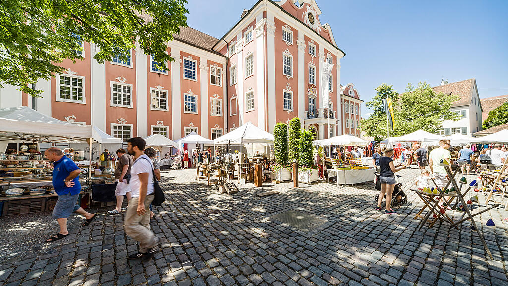 Belebte Schlossplatz mit Verkaufsständen beim Neuen Schloss Meersburg am Tag Belebte Schlossplatz mit Verkaufsständen beim Neuen Schloss Meersburg am Tag