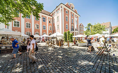 Belebte Schlossplatz mit Verkaufsständen beim Neuen Schloss Meersburg am Tag Belebte Schlossplatz mit Verkaufsständen beim Neuen Schloss Meersburg am Tag