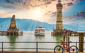 Lindauer Hafen mit Löwenstatue und Leuchtturm bei Abenddämmerung