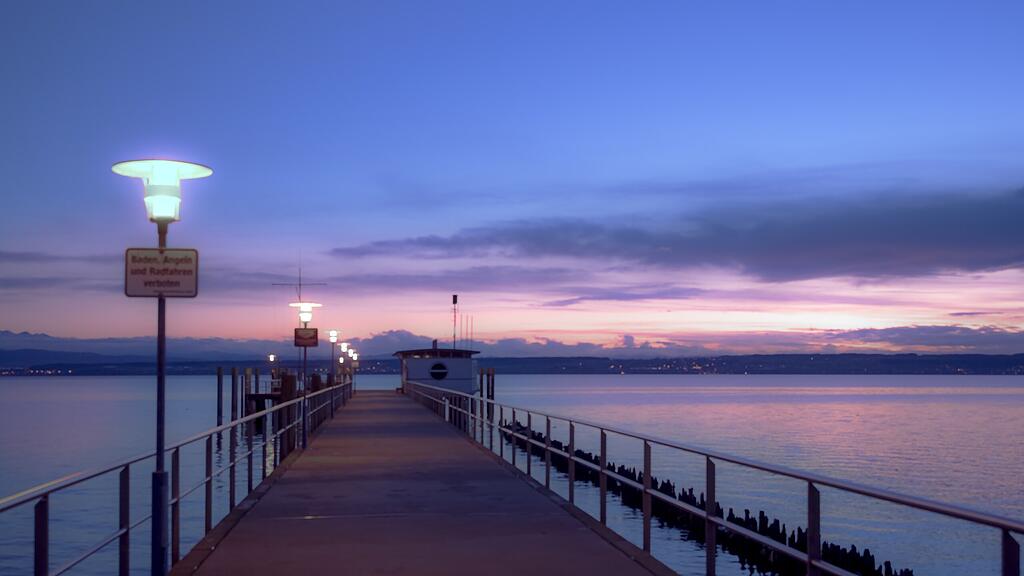 Sonnenuntergang an der Schiffslandestelle in Hagnau