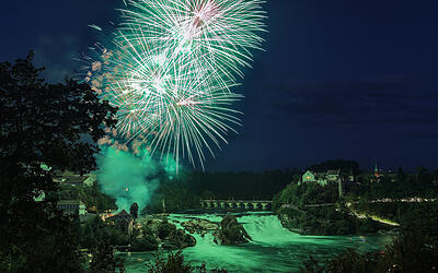 Fire on the Rocks Feuerwerk über dem Rheinfall Schaffhausen in der Nacht vor dem Schweizer Nationalfeiertag