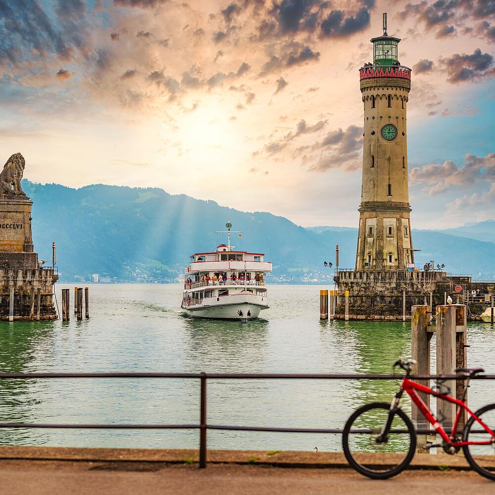 Hafeneinfahrt in Lindau mit Leuchttürm und Löwenstaute am Bodensee