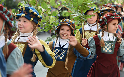 Mädchen in Trachten beim Rutenfest in Ravensburg