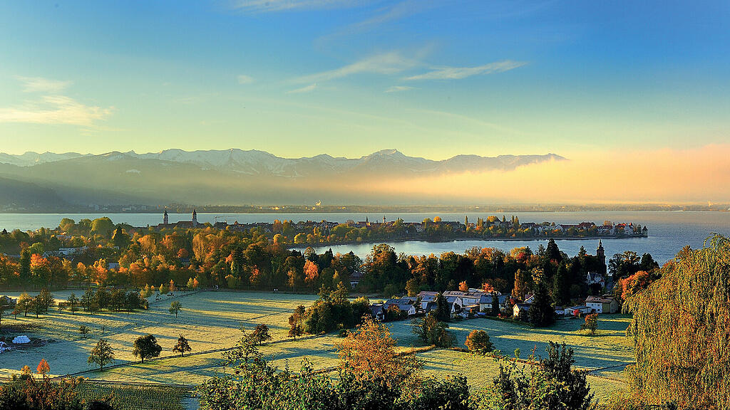 Entfernter Blick auf Lindau am nebligen Morgen