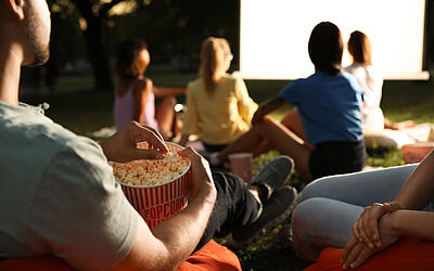 Nahaufnahme eines Popcorneimers im Open Air Kino